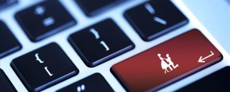 اولین ازدواج مجازی جهان از طریق اپلیکیشن زوم با فاصله ۱۰,۰۰۰ کیلومتری عروس و داماد