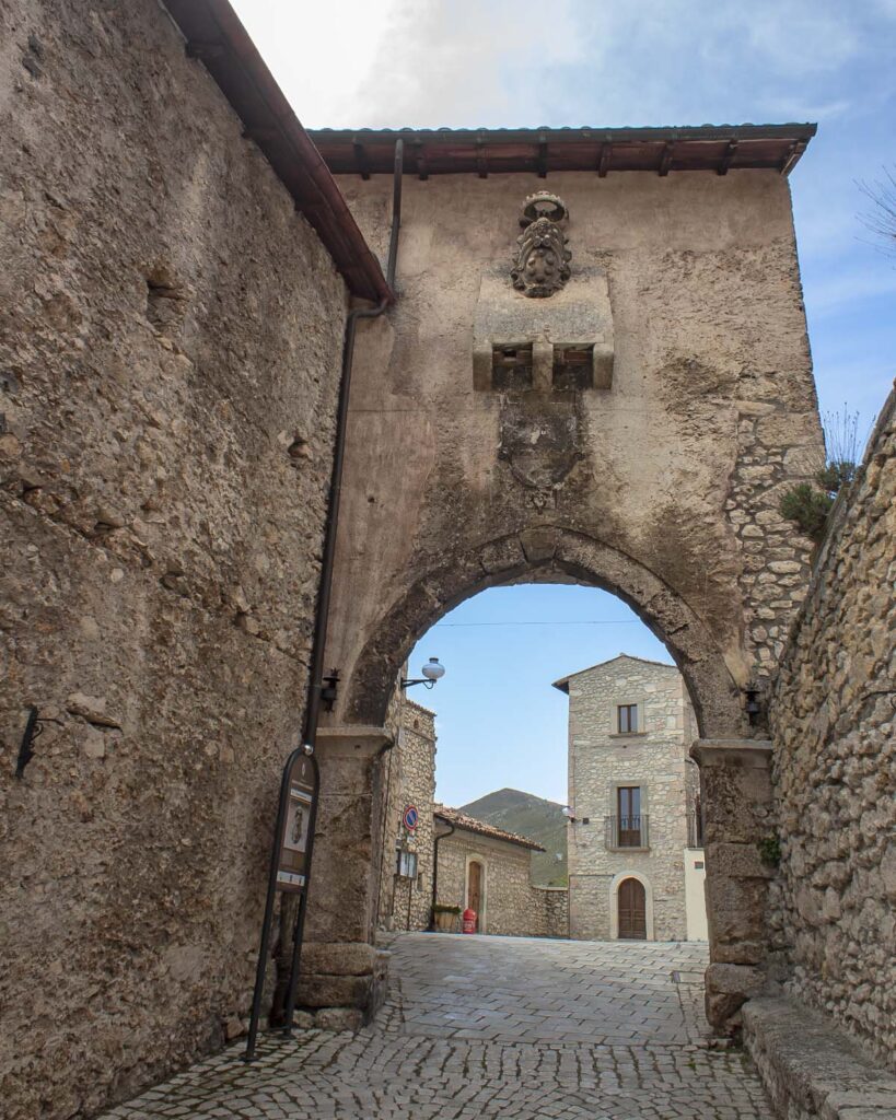 روستای سانتو استفانو دی سسانیو در ایتالیا مشوق های مالی قابل توجهی برای کسانی در نظر گرفته که به این روستا نقل مکان کرده و به این روستا زندگی ببخشند.