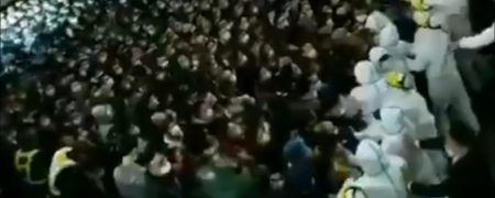 هرج و مرج در فرودگاه شانگهای چین در پی ابتلای یکی از کارکنان به کرونا + ویدیو