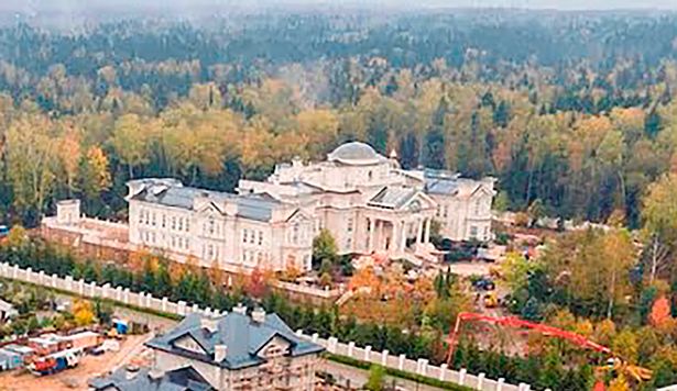 کمپانی Property-V که گمان می رود متعلق به ولادیمیر پوتین رییس جمهور روسیه باشد مالکیت یک ملک بزرگ 15 هکتاری در حومه مسکو را در اختیار دارد.