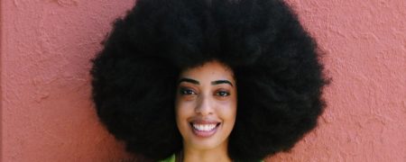 زن آمریکایی رکورد جهانی بلندترین موی آفرو را شکست