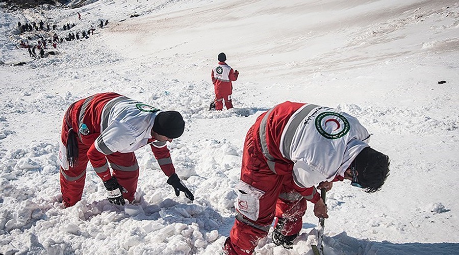 عملیات نجات کوهنوردان از زیر بهمن در ارتفاعات تهران + ویدئو