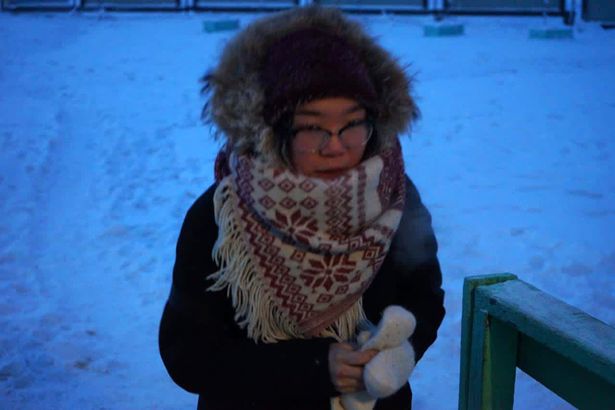 در روستای اویمیاکون در سیبری که سردترین منطقه دارای سکنه روی کره زمین است، دانش آموزان برای رفتن به سر کلاس با دمای منفی 51 درجه سانتیگراد مواجه هستند.