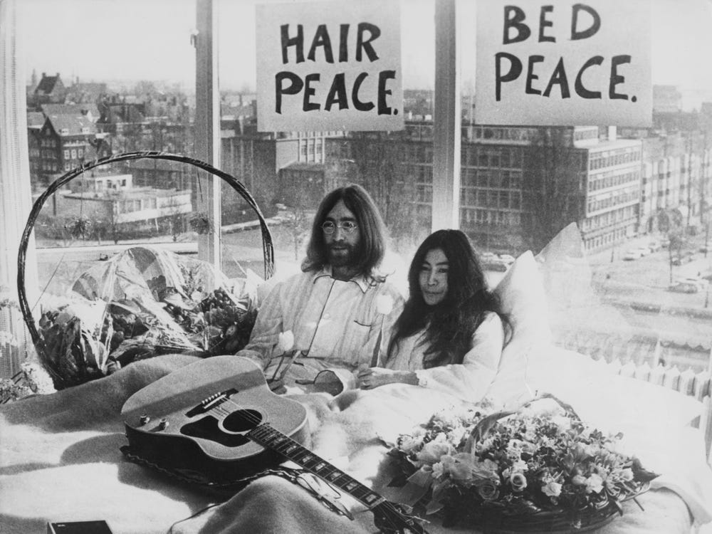 چهل سال پیش در غروب 8 دسامبر 1980، جان لنون عضو سابق گروه موسیقی بیتلز در خانه اش در نیویورک سیتی با ضربات گلوله به قتل رسید.
