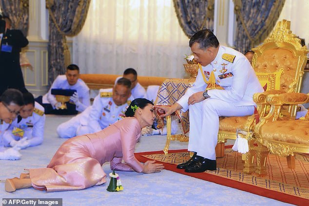 افشای تصاویر خصوصی معشوقه پادشاه تایلند در آستانه بازگشت او به حرمسرا
