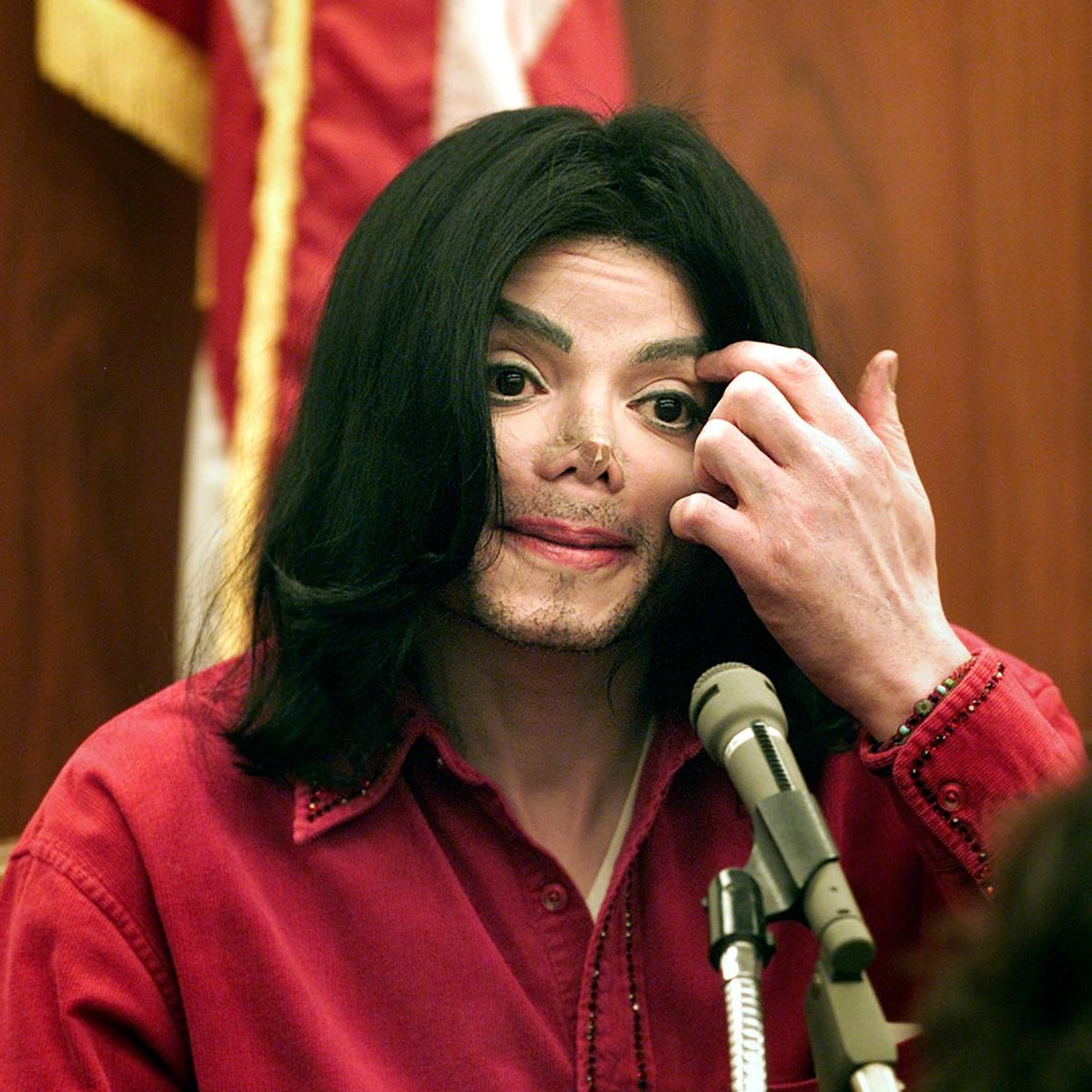 یکی از شاهدان عینی مدعی شده که مایکل جکسون هنگام مرگ بینی نداشته و در واقع از بینی مصنوعی استفاده می کرده است.