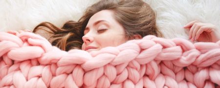 چرا حتی در زمستان هم نباید با لباس گرم بخوابیم؟