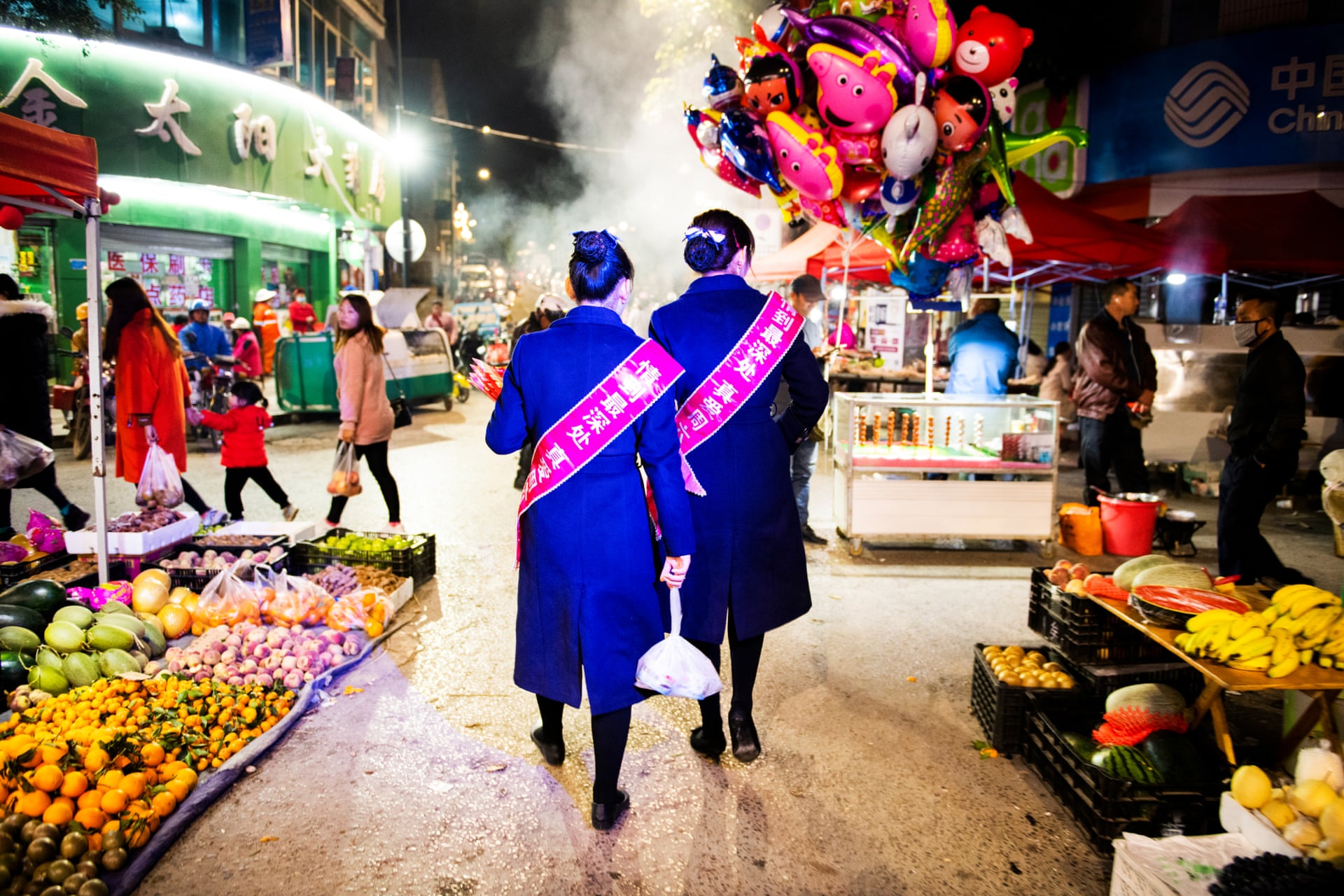 موجیانگ در استان یونان، چین منطقه ای است که نرخ دوقلو بودن در آن بسیار بالاتر از دیگر نقاط جهان است و هر ساله یک فستیوال برای دوقلوها در آن برگزار می شود.