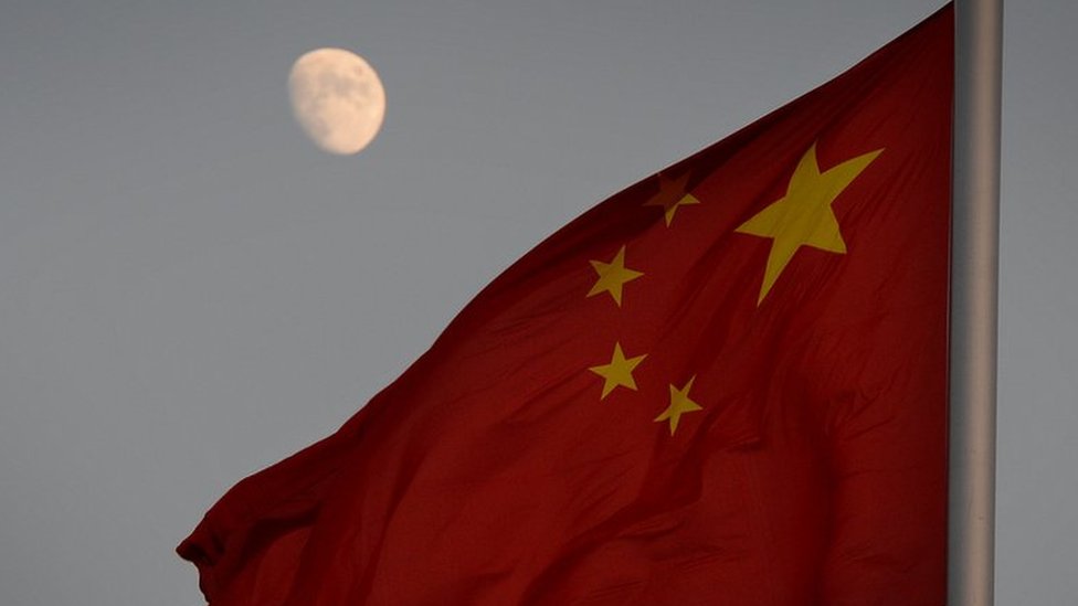 افراشته شدن پرچم چین در کره ماه ۵۱ سال بعد از آمریکا