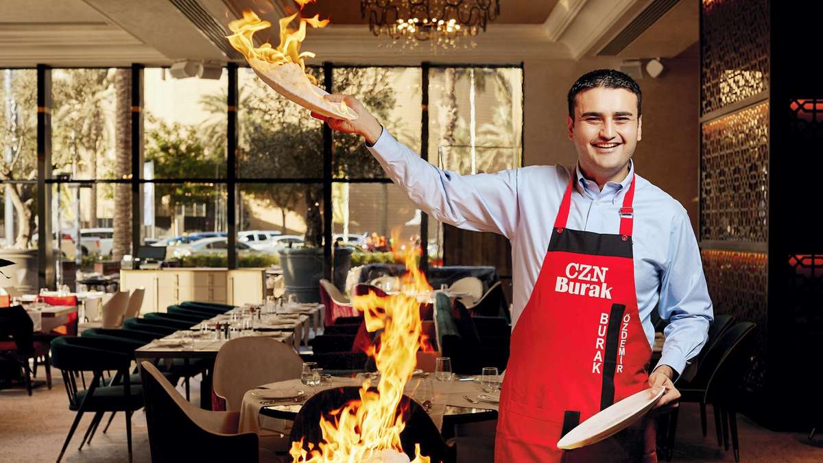 عکس هایی که کریستیانو رونالدو همراه با بوراک اوزدمیر ، سرآشپز معروف ترکیه ای، گرفته و در شبکه های اجتماعی منتشر شده میلیون ها بار لایک شده است.