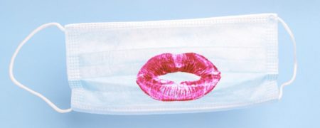 با ماسک چطور رژ لب بزنیم که پخش نشود؟