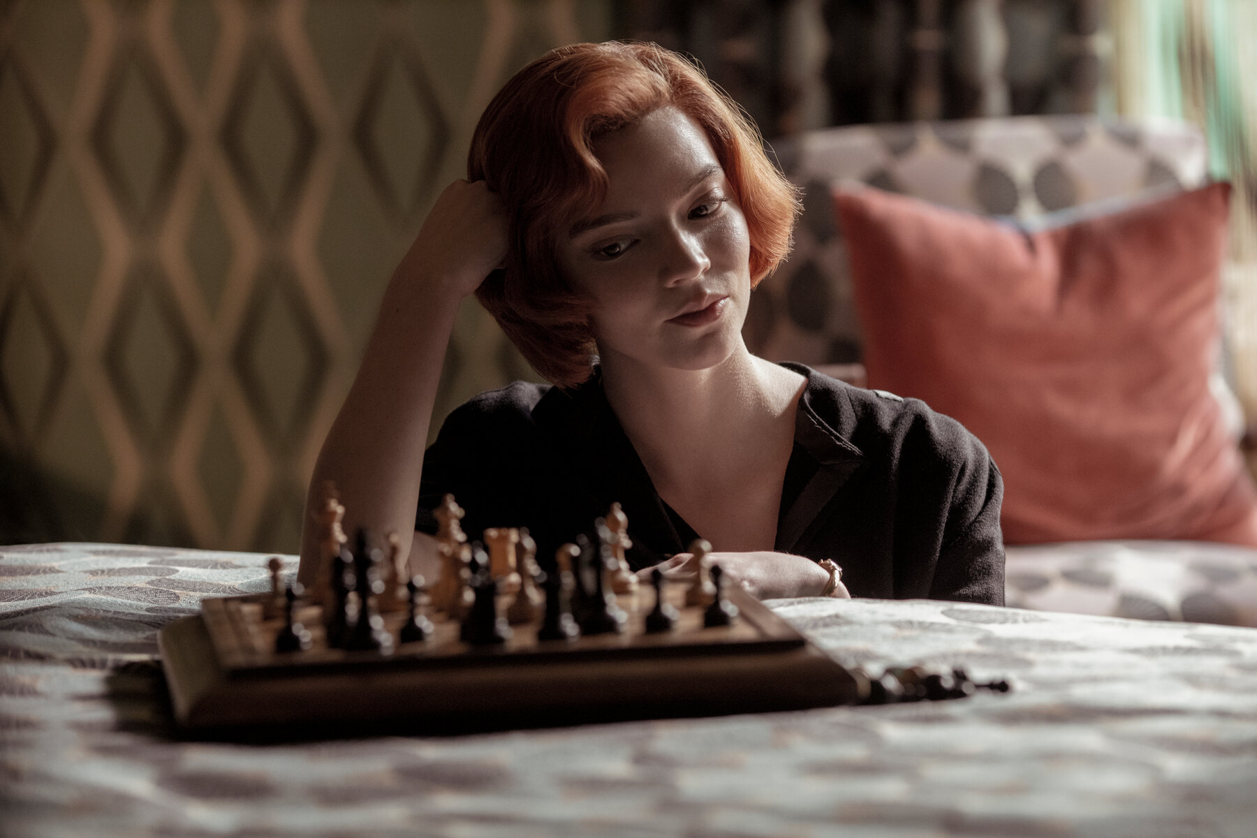 داستان سریال The Queen's Gambit در دهه 1960 گذشته و در مورد یک دختربچه نابغه شطرنج به نام بت هارمون است که در دنیای کاملاً مردانه شطرنج به درجه استاد بزرگی می رسد.