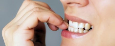 جویدن ناخن و رازهایی که این عادت درباره شما برملا می کند