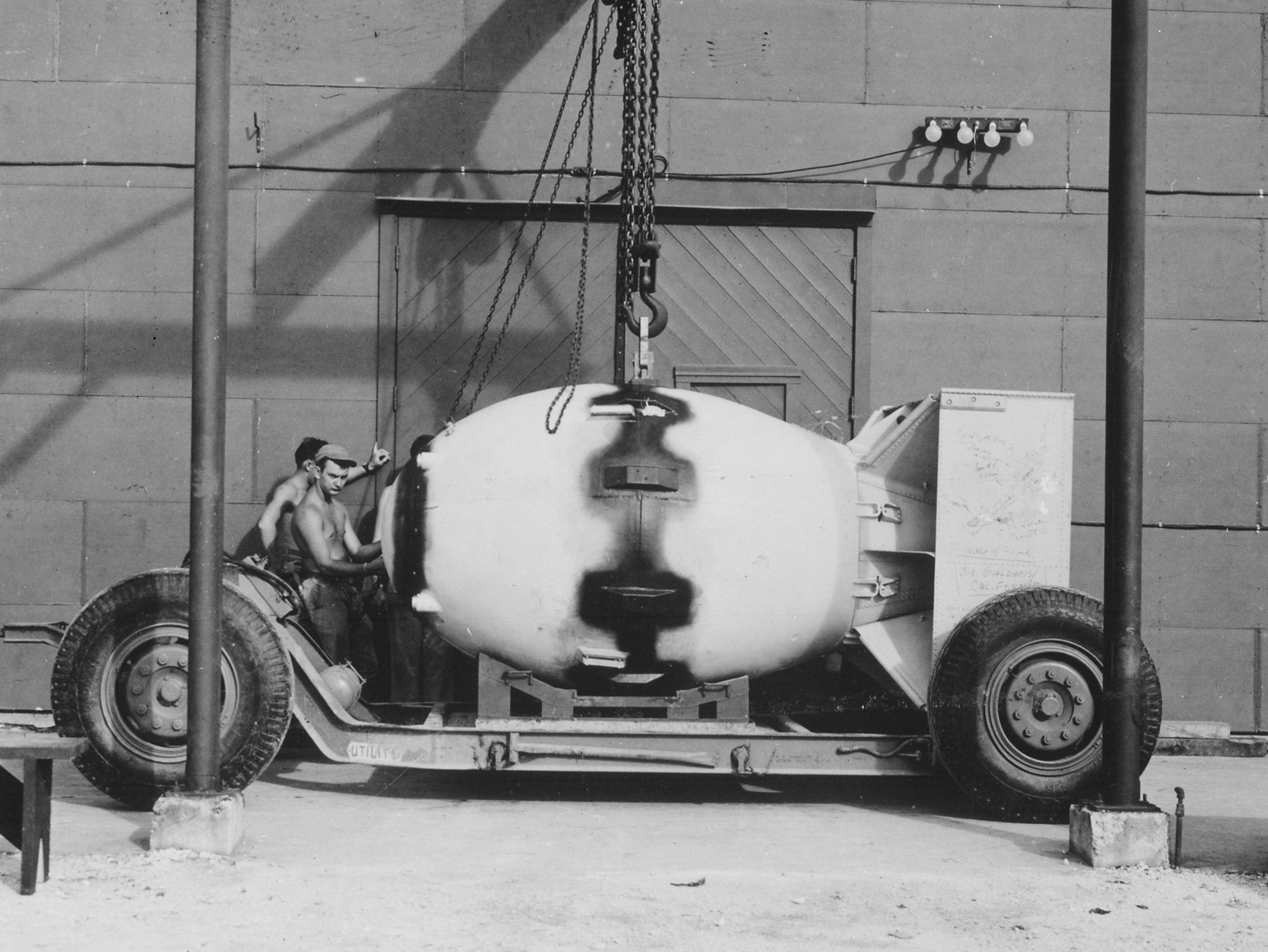 سلاح های هسته ای مدرن مانند بمب هسته ای B83 که توسط ایالات متحده ساخته شده، از فرآیند شکافتی مشابه آنچه در بمب های اتمی به کار گرفته شده استفاده می شود