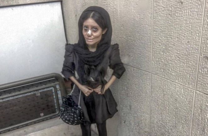 سحر تبر با نام اصلی فاطمه خویشوند یکی از چهره های جنجالی سال های اخیر ایران بوده که نامش به رسانه های خارجی نیز راه یافته است.