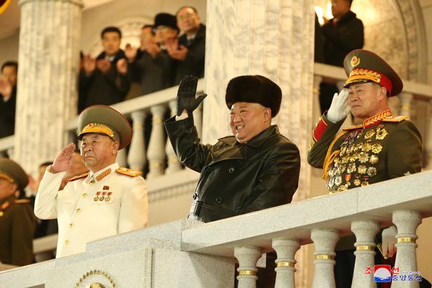 کیم جونگ اون در رژه ای بسیار بزرگ بدون فاصله گذاری اجتماعی و در حالی که می خندید از «قدرتمندترین سلاح جهان» رونمایی کرد.