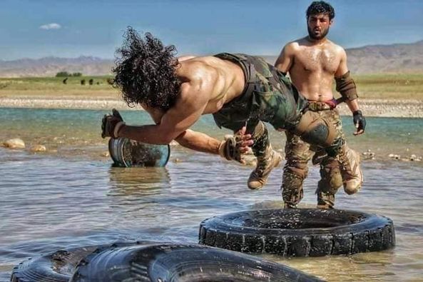 یک ورزشکار افغانستانی به نام رقیب فاروقی به خاطر ظاهرش و تمرینات ورزشی سنگینی که انجام می دهد لقب «جیسون موموآی افغانستان» را گرفته است.