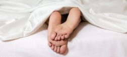 چرا بعضی ها هنگام خواب پاهای خود را به هم می مالند؟
