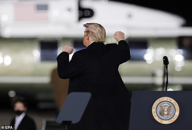 آهنگ کمپین ریاست جمهوری دونالد ترامپ دوشنبه شب بازگشت در حالی که رییس جمهور ایالات متحده در آخرین روزهای حضورش در کاخ سفید بار دیگر آن رقص معروف پدرانه را انجام داد.
