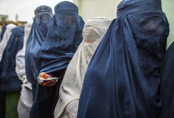 رهبر طالبان مقامات ارشد این گروه شبه نظامی را از داشتن چندین زن منع کرده است زیرا چند همسری «بسیار هزینه بر بوده و انتقاد دشمنان را در پی دارد».