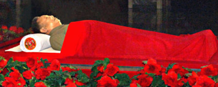 دیدار کیم جونگ اون از تابوت‌های شیشه‌ای پدر و پدربزرگ مومیایی شده‌اش در آستانه سال نو