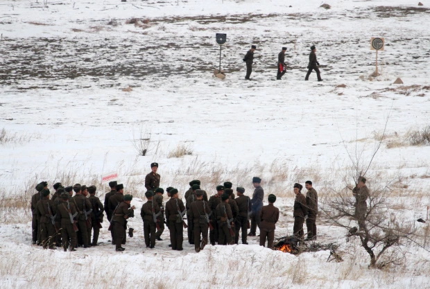 یک نگهبان مرزی در کره شمالی در حالی که سعی داشت همراه نامزد خود از طریق مرز فرار کند به درون رودخانه یخ زده افتاده و جان باخت.