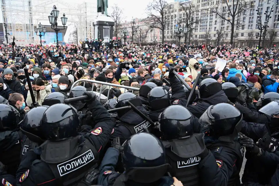 مخالفان ولادیمیر پوتین به دعوت الکسی ناوالنی به خیابان ها آمده و با نیروهای امنیتی درگیر شده اند که با دستگیرهای متعدد همراه بوده است