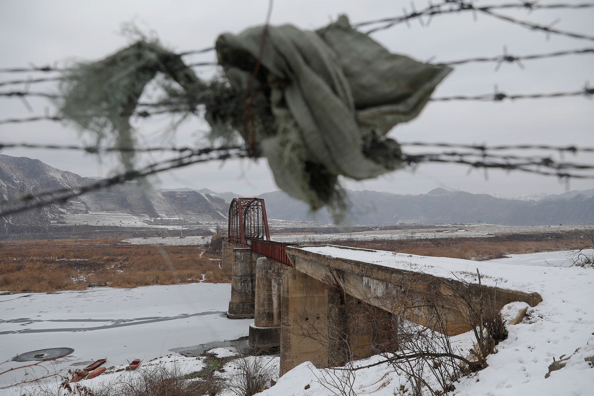 یک نگهبان مرزی در کره شمالی در حالی که سعی داشت همراه نامزد خود از طریق مرز فرار کند به درون رودخانه یخ زده افتاده و جان باخت.