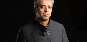 بیوگرافی ایوب آقاخانی؛ از پشت صحنه تئاتر تا نقش‌آفرینی در سینما و تلویزیون