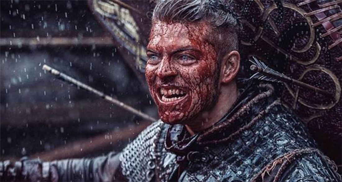 شخصیت آیوار بی استخوان (Ivar the Boneless) در سریال Vikings دارای چشم های بسیار آبی است که وقتی در خطر باشد آبی تر از قبل نیز می شود