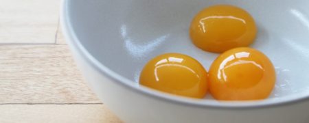 ترفند: جدا کردن زرده از سفیده تخم مرغ در سه سوت! + ویدئو