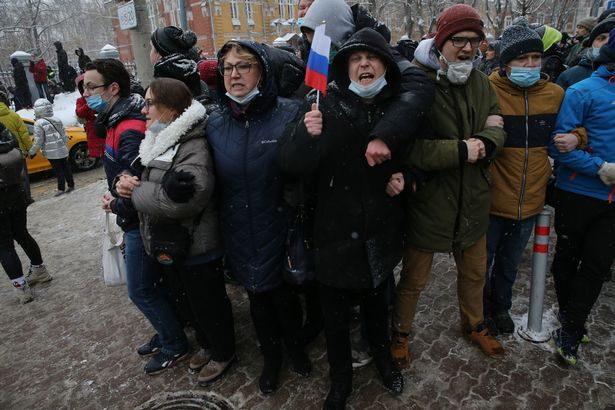 در شرایطی که اعتراضات در روسیه ادامه دارد، برخی مدعی شده اند ولادیمیر پوتین از داشتن سرنوشتی شبیه معمر قذافی دیکتاتور سابق لیبی بیم دارد.