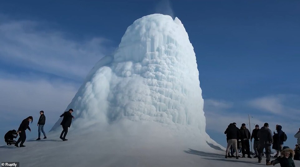 قزاقستان با لایه ای ضخیم از برف و یخ پوشیده شده اما این شرایط نیز باعث نشده که هزاران نفر از مردم به دیدن «آتشفشان یخی» نروند.