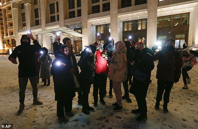 حامیان الکسی ناوالنی رهبر زندانی شده مخالفان در روسیه روز یکشنبه گذشته در سرمای شهرهای مسکو و سنت پترزبورگ به خیابان ها آمده و اعتراض چراغ قوه ای نسبت به زندانی شدن این چهره برجسته سیاسی را به راه انداختند.