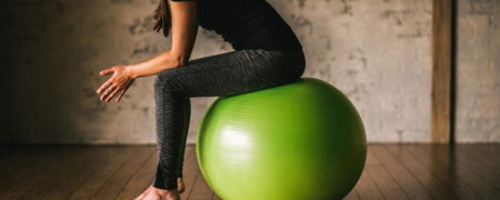 ۶ حرکت ورزشی فوق العاده که انجام آن ها تنها به کمک توپ تمرین امکانپذیر است