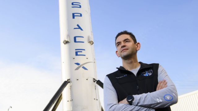 یک میلیاردر آمریکایی تمام پرواز سفینه SpaceX را خریداری کرده و قصد دارد سه نفر را نیز همراه خود در سال جاری به این سفر دور دنیا ببرد.