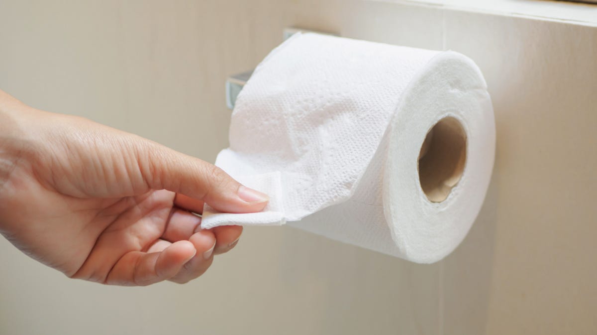 چرا دستمال توالت سفید است؟ پیش از پاسخ به این سوال باید با شیوه درست کردن دستمال توالت آشنا شوید.