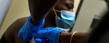 توقف توزیع واکسن کرونا در آفریقای جنوبی به دلیل ناکارآمدی در برابر کرونای آفریقایی