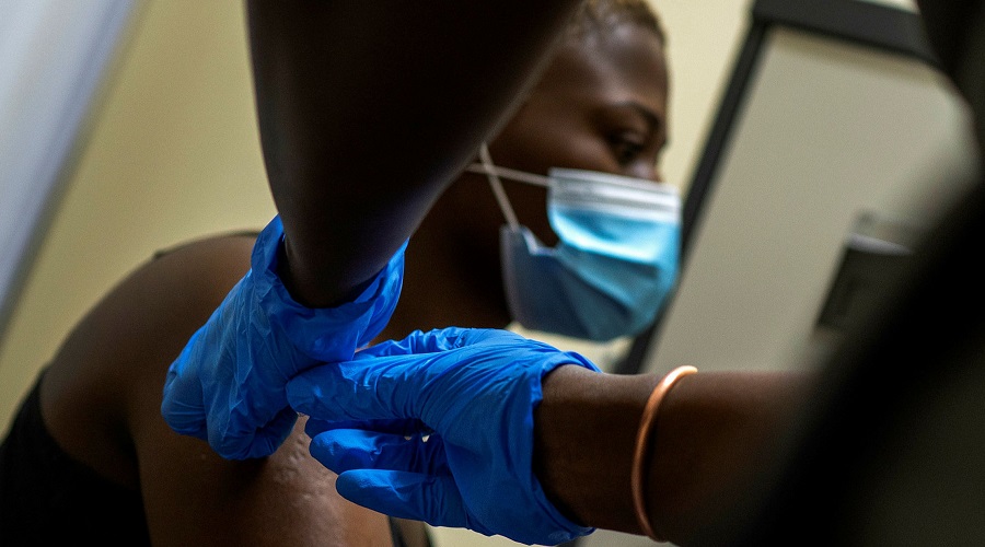 توقف توزیع واکسن کرونا در آفریقای جنوبی به دلیل ناکارآمدی در برابر کرونای آفریقایی