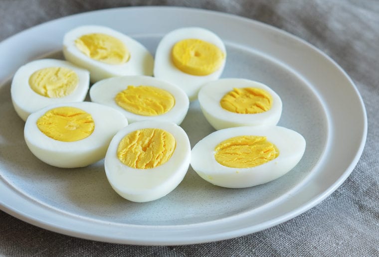 یک روش آشپزهای سختگیر برای آب پز کردن تخم مرغ این است که آب را به دمای جوش رسانده و سپس تخم مرغ ها را به آرامی در آن رها می کنند