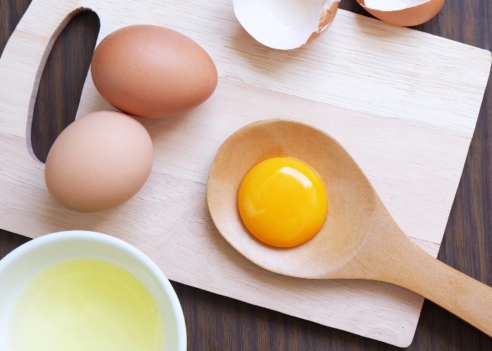 be273db5 73df 44f3 a550 b759ef3f0fe2 how to separate an egg - ترفند: جدا کردن زرده از سفیده تخم مرغ در سه سوت! + ویدئو