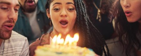 چرا در تولدها کیک می خوریم و شمع فوت می کنیم؟