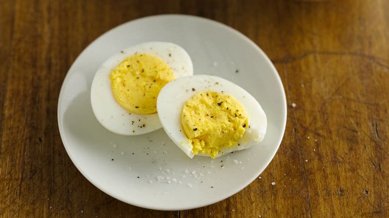 دو روش بی نقص اما متفاوت برای آب پز کردن تخم مرغ