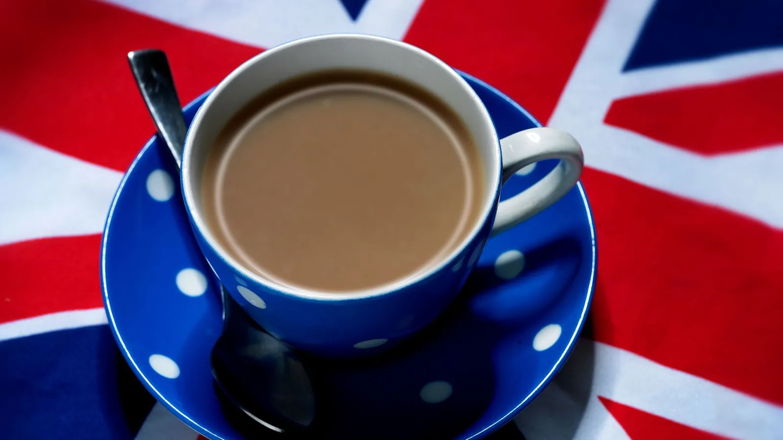 چیزی در مورد مزه خاص چای وجود دارد که باعث شده بریتانیایی ها تا به این حد عاشق این نوشیدنی بوده و سالانه بیش از 60 میلیارد فنجان چای بنوشند.