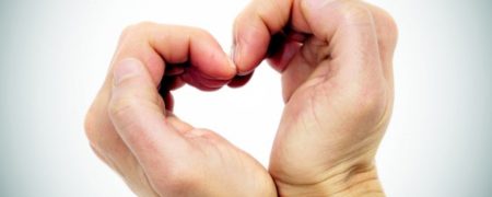 با کشیدن ناخن های خود به هم رشد موهایتان را زیاد کنید