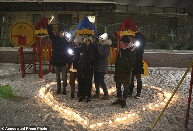 حامیان الکسی ناوالنی رهبر زندانی شده مخالفان در روسیه روز یکشنبه گذشته در سرمای شهرهای مسکو و سنت پترزبورگ به خیابان ها آمده و اعتراض چراغ قوه ای نسبت به زندانی شدن این چهره برجسته سیاسی را به راه انداختند.