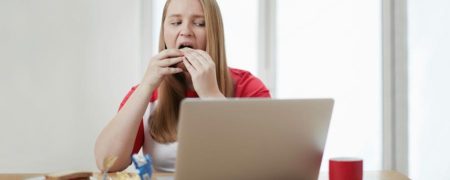 چرا هرگز نباید هنگام کار با کامپیوتر غذا بخوریم؟