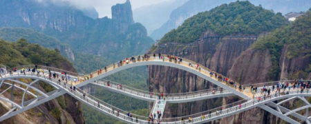 پل مواج و شیشه‌ای چینی که باعث شگفتی بازدیدکنندگان آن شد [تماشا کنید]