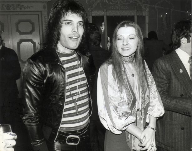 فردی مرکوری و ماری آستین در سال 1976 و پانزده سال پیش از مرگ خواننده گروه کویین در اثر ابتلا به بیماری ایدز، از هم جدا شدند.