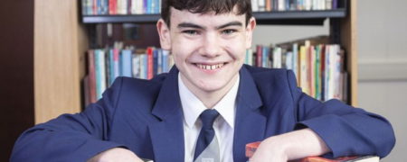 نوجوان نابغه‌ای که هم ردیف استیون هاوکینگ قرار گرفت